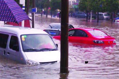 膠南遭罕見暴雨襲擊 馬路積水車輛水中游泳