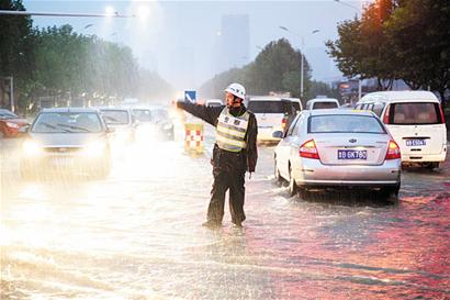 膠南遭罕見暴雨襲擊 馬路積水車輛水中游泳