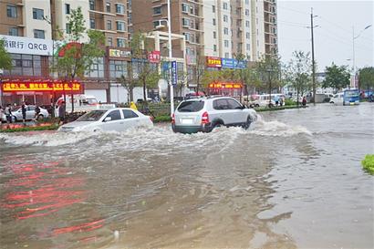 膠南遭罕見(jiàn)暴雨襲擊 馬路積水車(chē)輛水中游泳