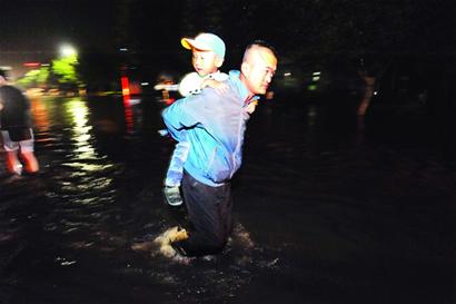 膠南暴雨路面積水