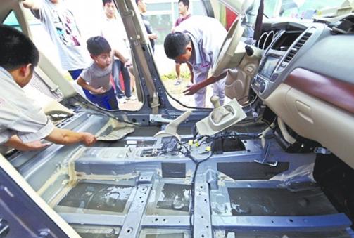 膠南遭遇200年一遇暴雨 被淹汽車擠爆修理廠