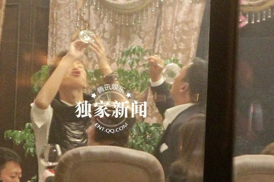 安以軒上海慶生圈內(nèi)好友齊聚祝壽 舉杯豪飲醉態(tài)百出