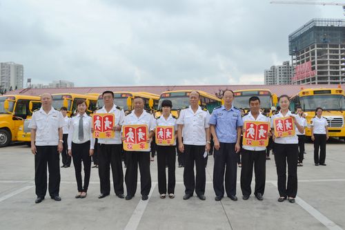 青島發(fā)校車身份證 社會(huì)車輛不避讓將罰款200