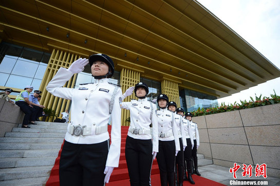 揚(yáng)州80后女子特勤隊(duì)換新裝 警花英姿颯爽