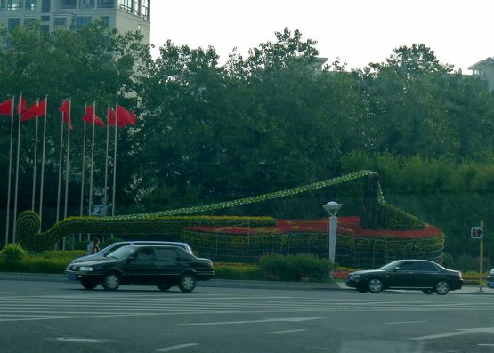 中秋國慶臨近節(jié)日氣氛濃 靚麗街景裝扮青島