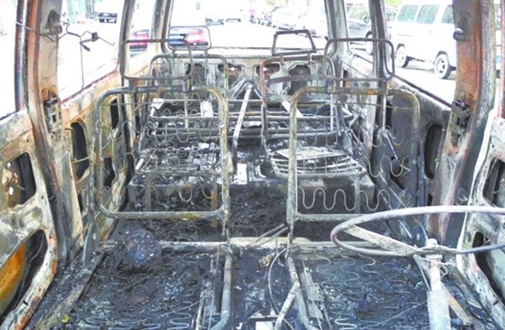 面包車行駛中起火爆炸燒成鐵架 司機(jī)棄車逃生