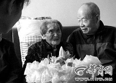 108歲老太過大壽 稱長(zhǎng)壽秘訣為少食多睡喝開水