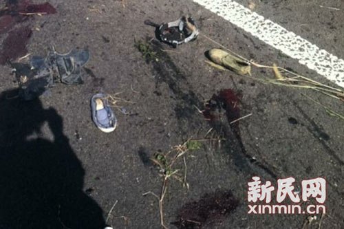 滬陜高速崇啟大橋一轎車沖向養(yǎng)護工人 致5死3傷