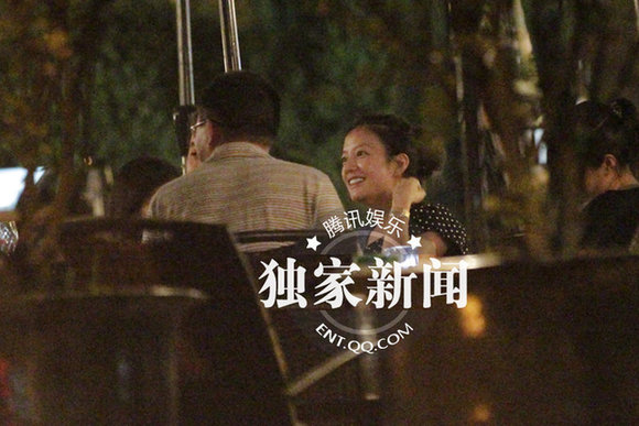 趙薇坐百萬改裝奔馳出行 富婆房車越野都有