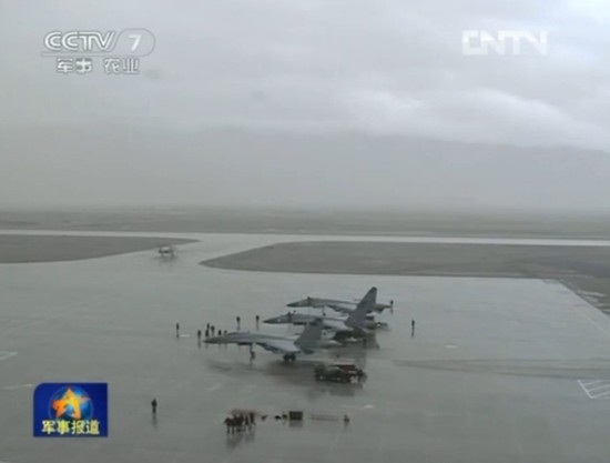 空軍新型飛機(jī)雨中飛行訓(xùn)練照曝光 隊列整齊震撼