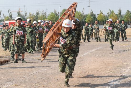 沙場(chǎng)秋點(diǎn)兵 500消防鐵軍比武場(chǎng)上亮劍