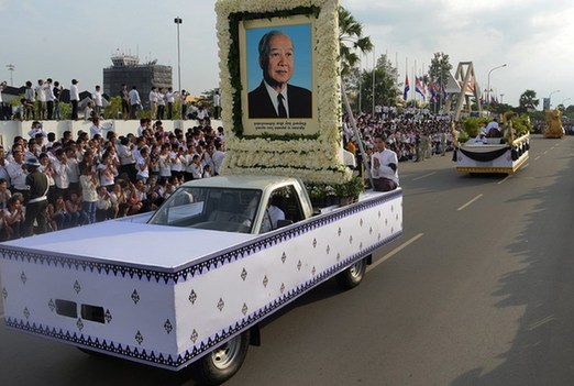 西哈努克遺體運(yùn)返柬埔寨