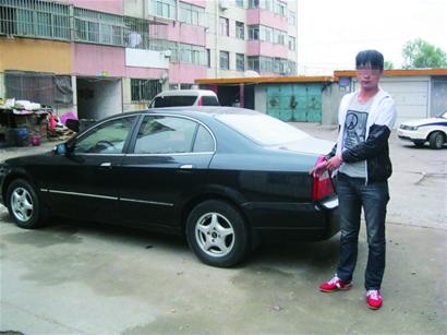 愛(ài)車被劃男子無(wú)處泄憤 將小區(qū)10余轎車毀容