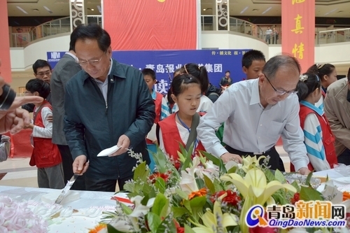 市委常委、宣傳部長胡紹軍與青島報(bào)業(yè)傳媒集團(tuán)總編輯蔡曉濱為讀者切蛋糕