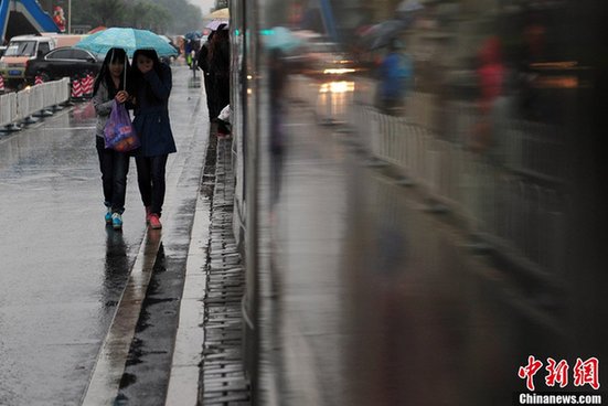 北京降雨烏云密布 下午兩點(diǎn)如同深夜