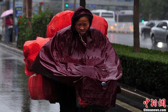 北京降雨烏云密布 下午兩點如同深夜