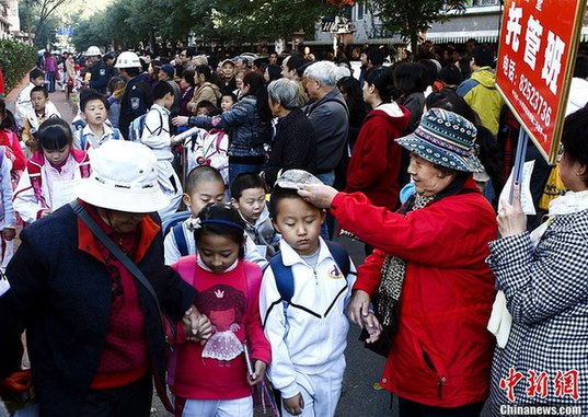 中國(guó)式接送引熱議 家長(zhǎng)聚集校門口交通混亂