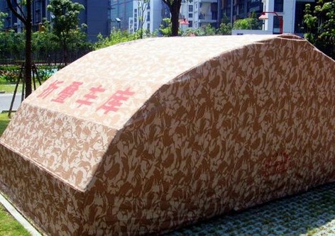 萬元折疊車庫號稱防水防火 布料樣品一點(diǎn)就著