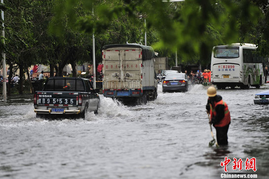 臺風(fēng)山神過境三亞大風(fēng)暴雨 市民街上下網(wǎng)捕魚