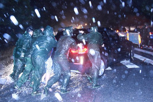 臺風(fēng)山神過境三亞大風(fēng)暴雨 市民街上下網(wǎng)捕魚