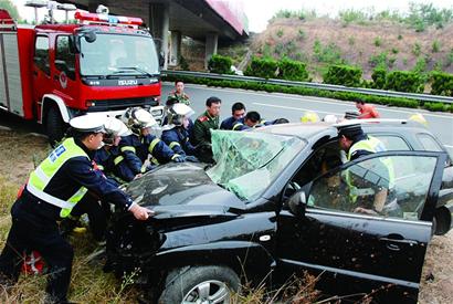 青蘭高速昨發(fā)車禍3人受傷 越野車嚴(yán)重變形