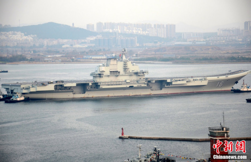 資料圖：中國航空母艦遼寧艦入列后首次駛離大連港碼頭。