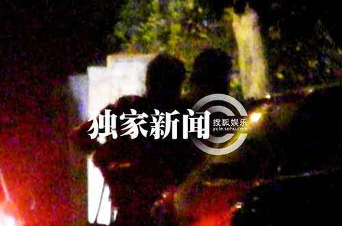 波神彭丹現(xiàn)身夜店狂歡 與神秘男士駕車(chē)同回香閨