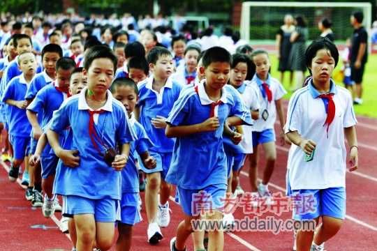 調(diào)查顯示深圳學(xué)生體質(zhì)逐年下降，跑步對不少學(xué)生來說不是一件輕松的事。南都記者 王子榮 攝