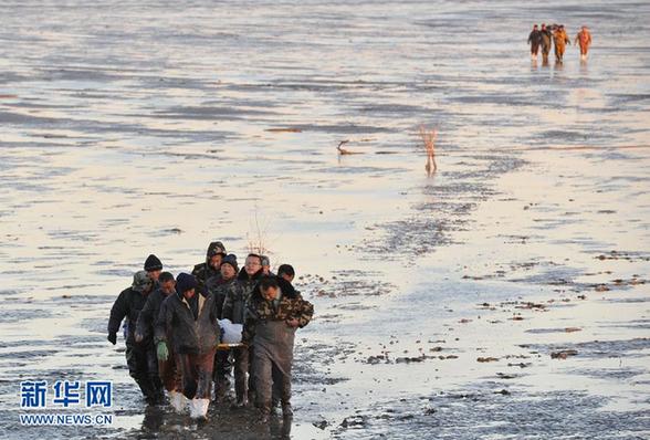 #（突發(fā)事件）（5）大連一漁船翻船沉沒 1人獲救16人失蹤