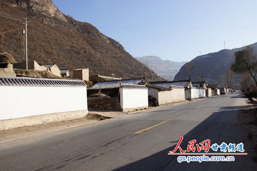 甘肅漳縣殪虎橋鄉(xiāng)東橋村，一排已經(jīng)粉刷過的“遮羞墻”（人民網(wǎng)記者 高翔 張鵬 隋欣 攝）