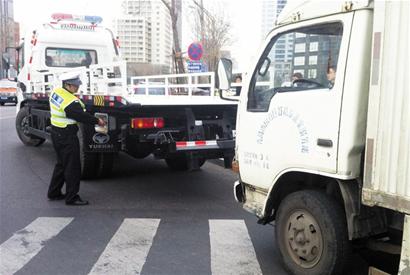 巨無(wú)霸拖車亮相街頭