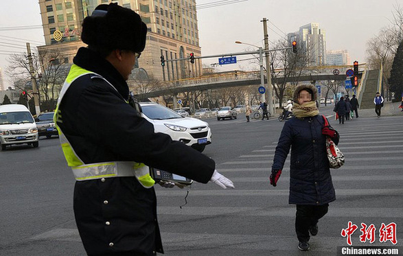 “中國(guó)式過馬路”吃罰單