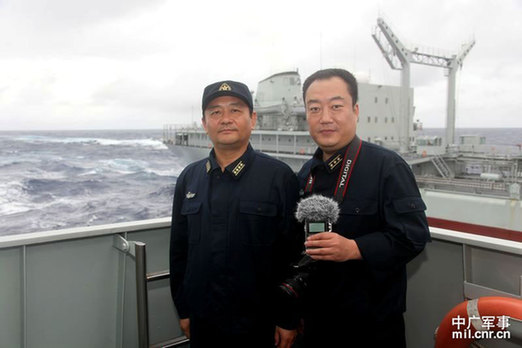 遠洋航行補給中，中國廣播網記者馬藝（右）采訪東海艦隊某驅逐艦支隊長王建勛