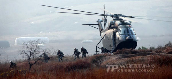 資料圖：南京軍區(qū)機降部隊投入戰(zhàn)斗。