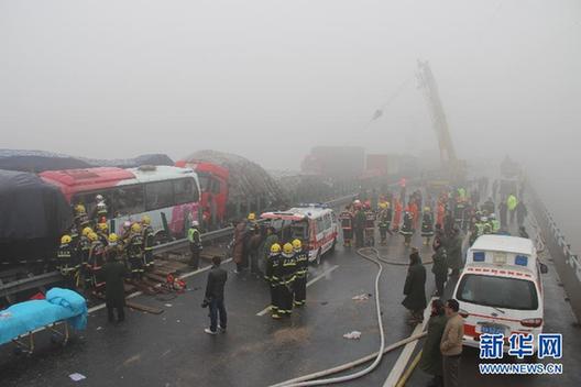 山東濟(jì)廣高速多車追尾事故已致9死69傷