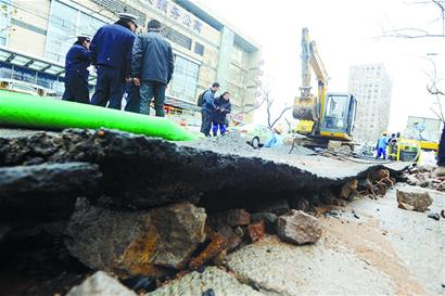 延安三路水管爆裂路面現(xiàn)2米深坑