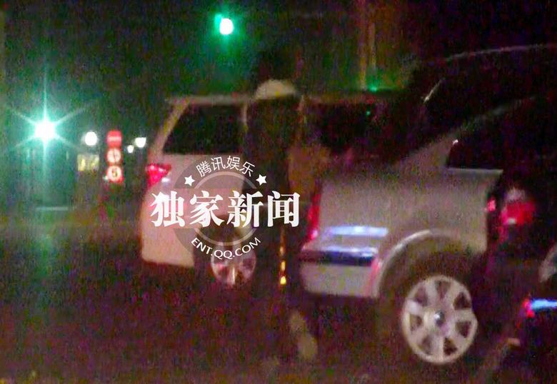 王珞丹李光潔已分手 深夜秘會韓寒泡吧被拍