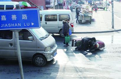 古力冒溢馬路變溜冰場