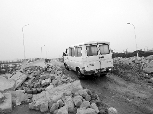 一些小型車輛“闖關”駛上大橋