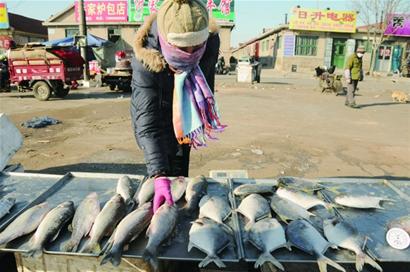 袁夫剛和兒子為多賺點錢回家過年在工地上堅守工作