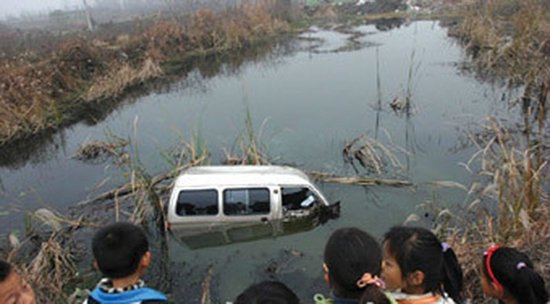 江西幼兒園校車側(cè)翻墜入水塘 已有11人遇難