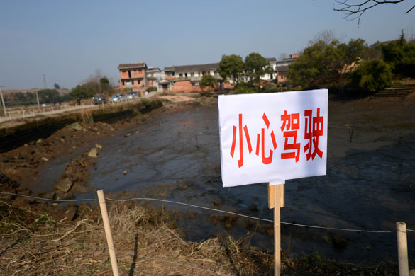 貴溪市交通部門在事故現(xiàn)場設(shè)置了“小心駕駛”警示牌（2012年12月25日攝）。 攝影：新華社記者 周科