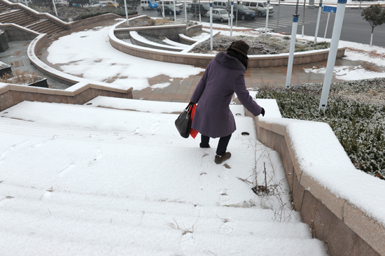 青島氣溫又跌落冰冷低谷 多地飄雪寒意濃