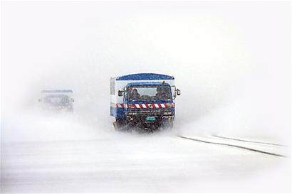 雪阻高速機場車站青島交通告急 28條高速路關(guān)閉