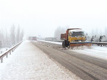 雪阻高速機場車站青島交通告急 28條高速路關(guān)閉