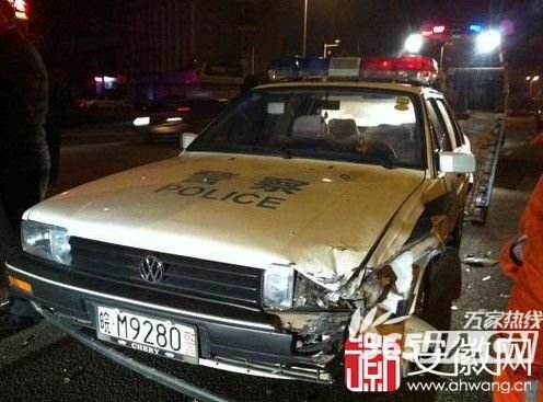 滁州12歲男孩偷開警車逆行撞上寶馬