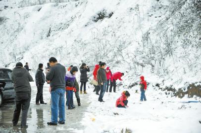 乘客在土山崗?fù)＼噮^(qū)休息時拍照賞雪。張磊攝