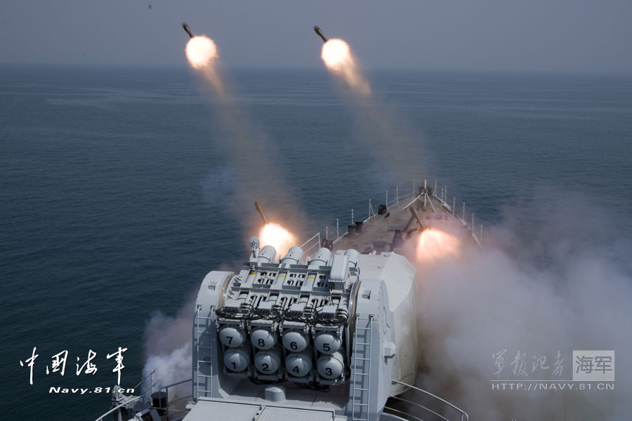 “青島”號導(dǎo)彈驅(qū)逐艦實彈射擊火力猛烈