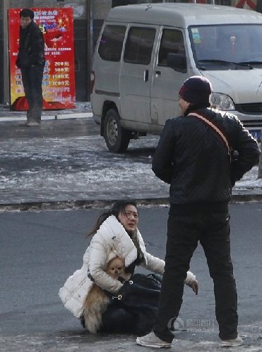 長(zhǎng)春妙齡女子街頭遭人暴打 路人旁觀