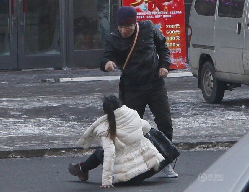 長春妙齡女子街頭遭人暴打 路人旁觀